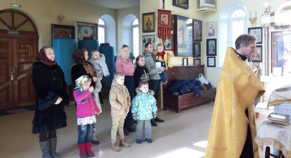 Во Владивостоке крестили трех малышей, спасенных от аборта