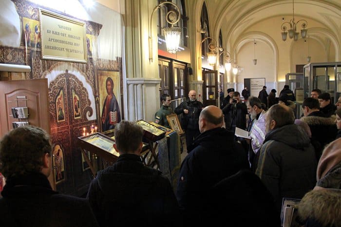 По вокзалам Москвы прошли с молитвой о мире и иконами