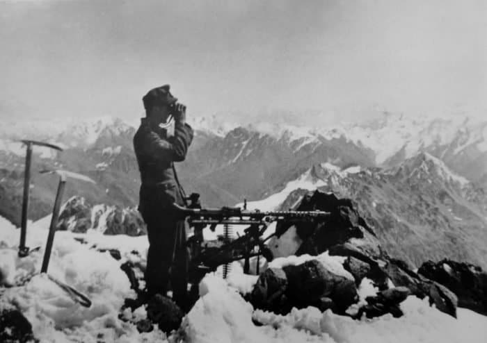 Битва за Кавказ: как сбрасывали гитлеровские флаги с Эльбруса