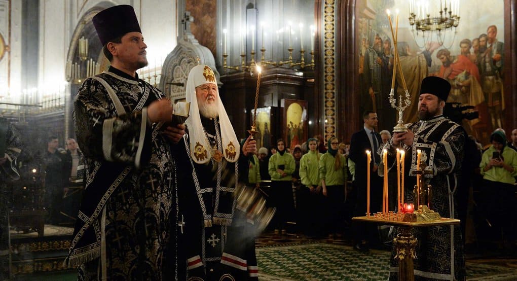 Патриарх Кирилл с верующими помолился о жертвах трагедии в Кизляре