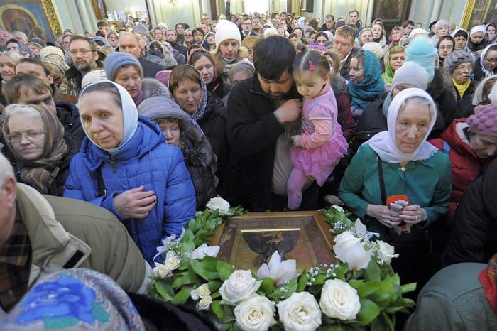 Сильный снегопад не помешал тысячам верующих прийти к могиле Ксении Петербургской