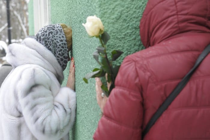 Сильный снегопад не помешал тысячам верующих прийти к могиле Ксении Петербургской