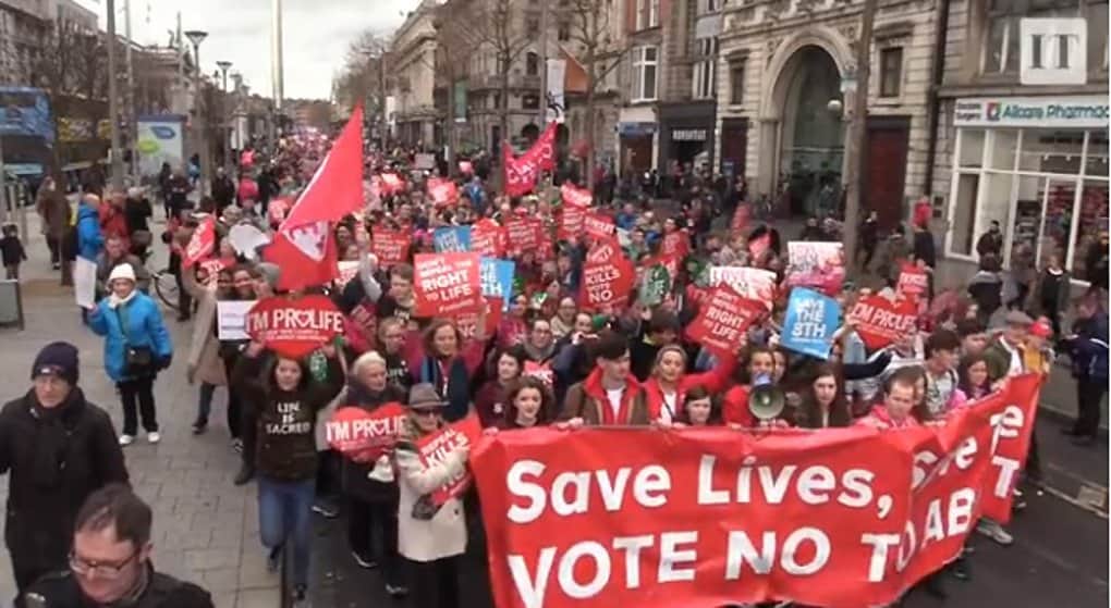 Десятки тысяч дублинцев поддержали действующий в Ирландии запрет абортов