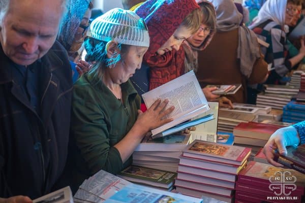 Около 1,5 тысяч книг раздала на ярмарке Якутская епархия