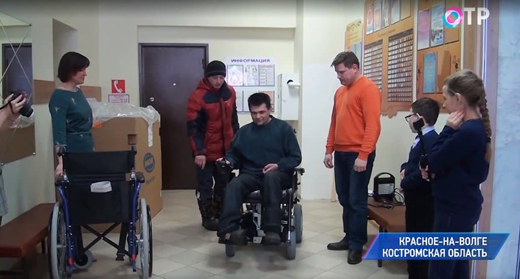 Жители костромского поселка на личные средства купили земляку-инвалиду электроколяску