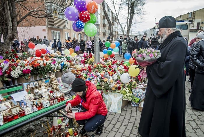 Глава Кузбасской митрополии помолился о жертвах пожара в Кемерово на месте трагедии