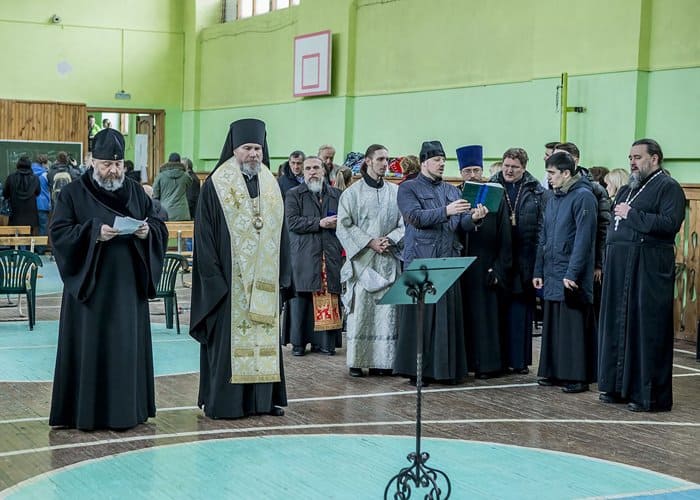 Глава Кузбасской митрополии помолился о жертвах пожара в Кемерово на месте трагедии