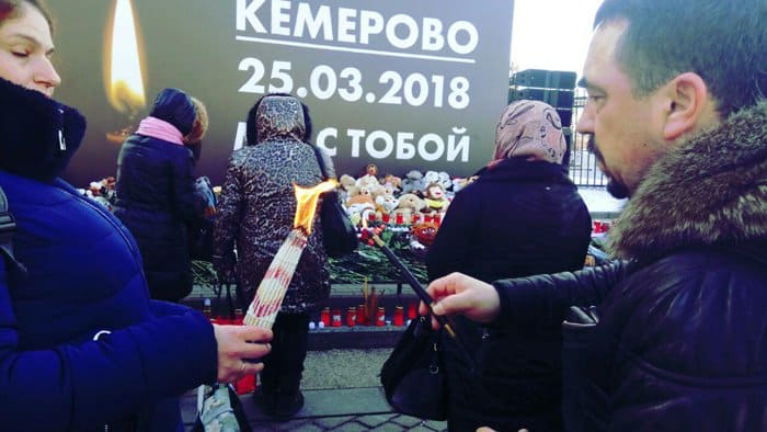 Москвичи несут цветы на Манежную площадь в память о жертвах трагедии в Кемерово