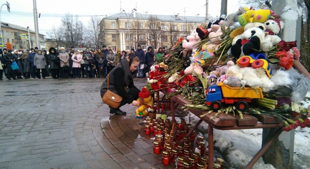 Священники стараются поддержать родителей детей, без вести пропавших на пожаре в ТЦ Кемерово