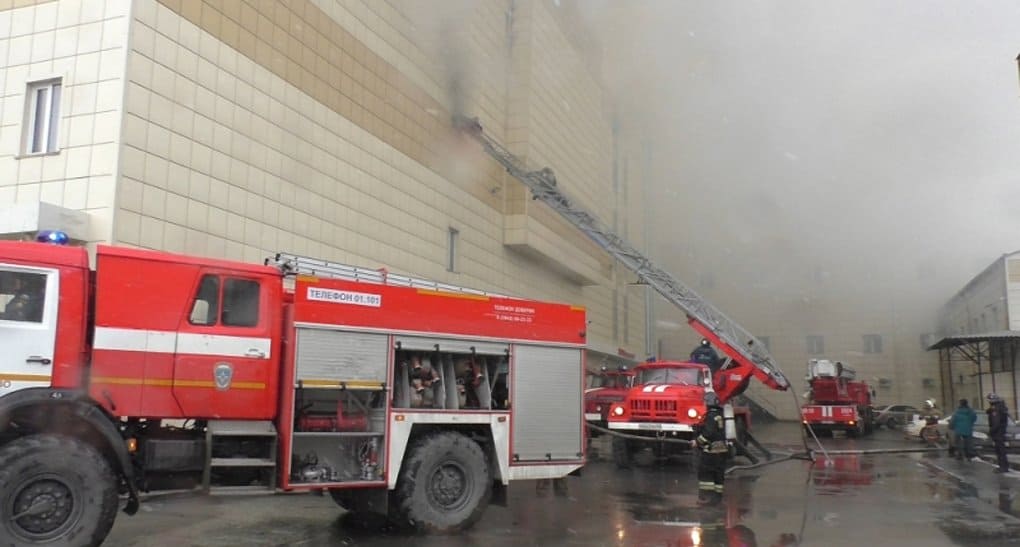 Священники помогают пострадавшим при пожаре в торговом центре в Кемерово