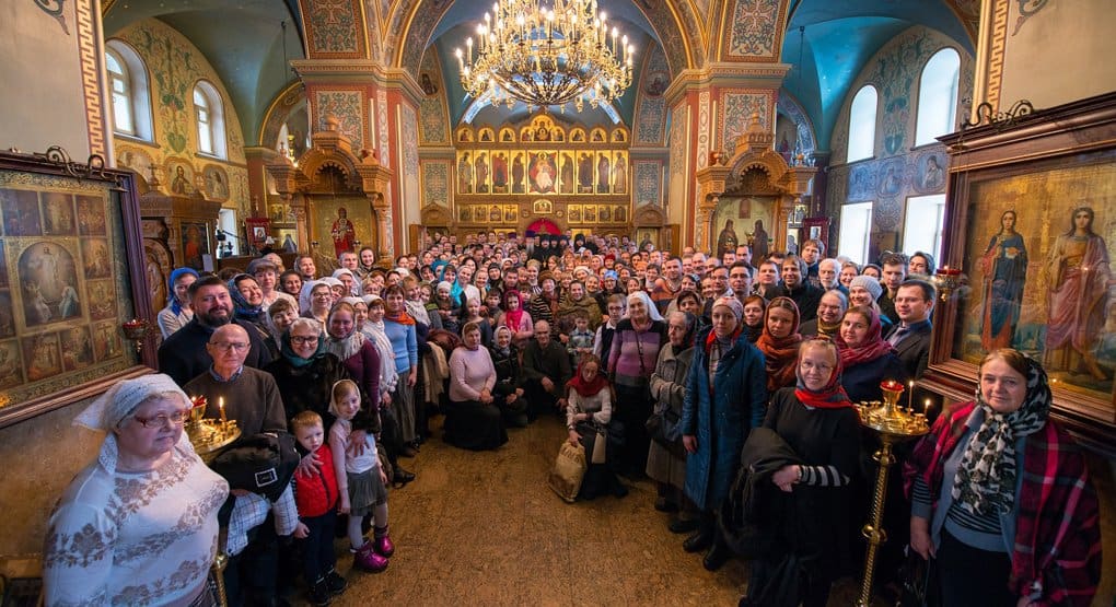 Прихожане храма Валаамского подворья в Москве с трудом уместились на одном фото