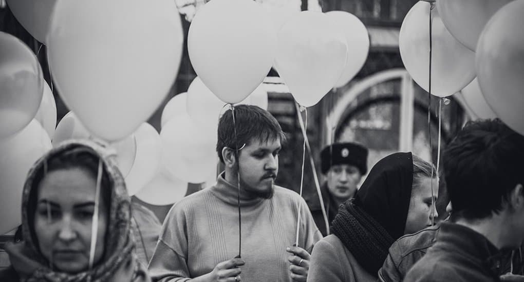 Черно-белые шары: день траура в России