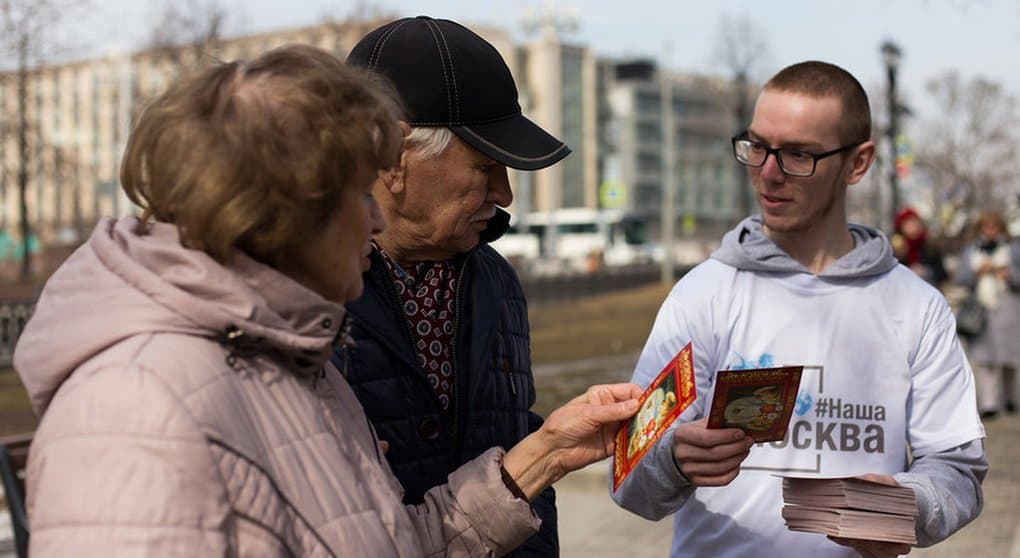 Более 100 тысяч москвичей поздравили с Пасхой православные волонтеры