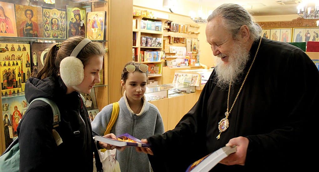 Епископ Балашихинский Николай подарил пассажирам Павелецкого вокзала книги о Пасхе