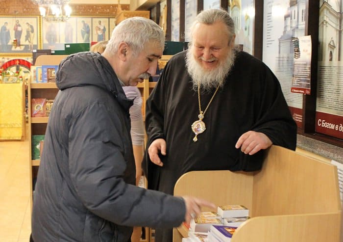 Епископ Балашихинский Николай подарил пассажирам Павелецкого вокзала книги о Пасхе