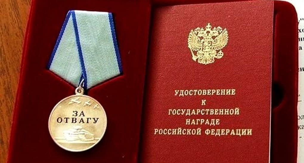 Защитившую детей пермскую учительницу наградили медалью