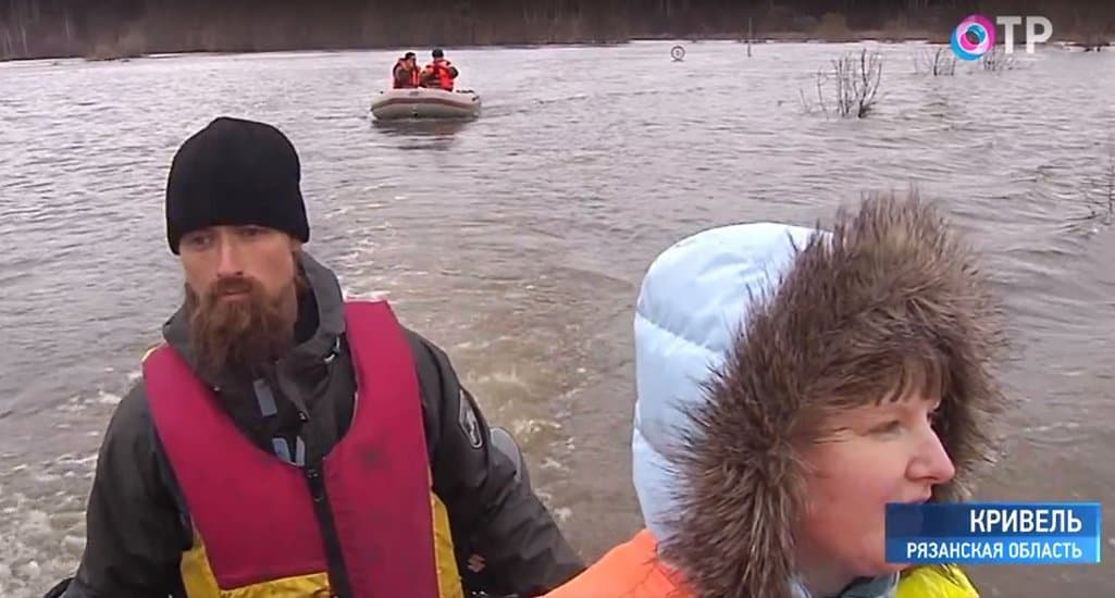 Рязанские монахи организовали переправу через разлившуюся реку