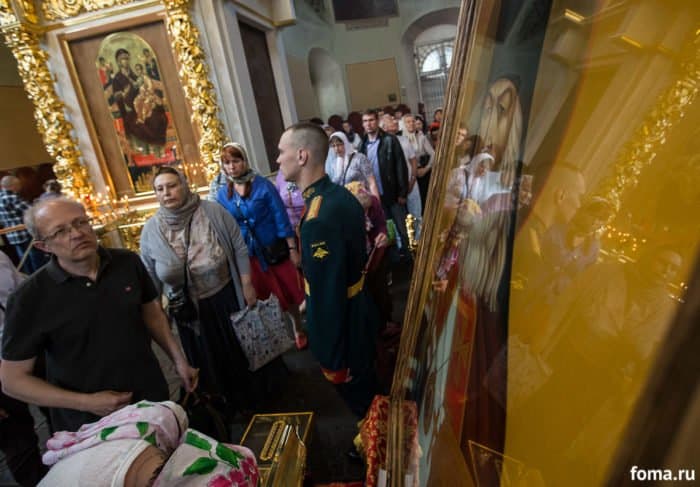 «А летом мы – к нему в гости»: как москвичи стоят в очереди к святителю Луке