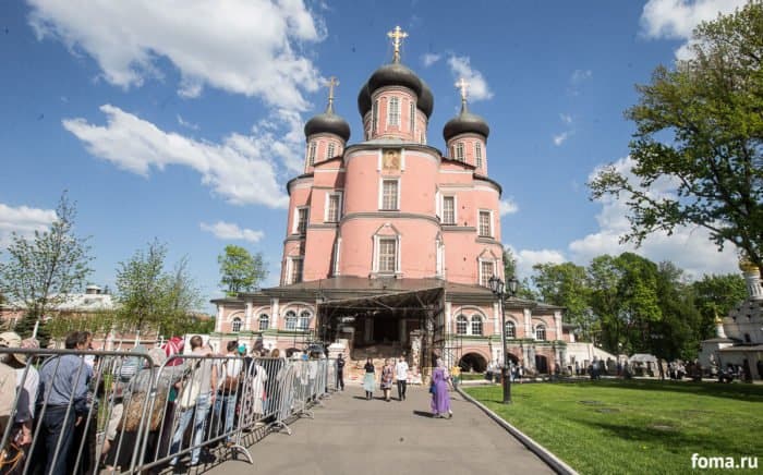 «А летом мы – к нему в гости»: как москвичи стоят в очереди к святителю Луке