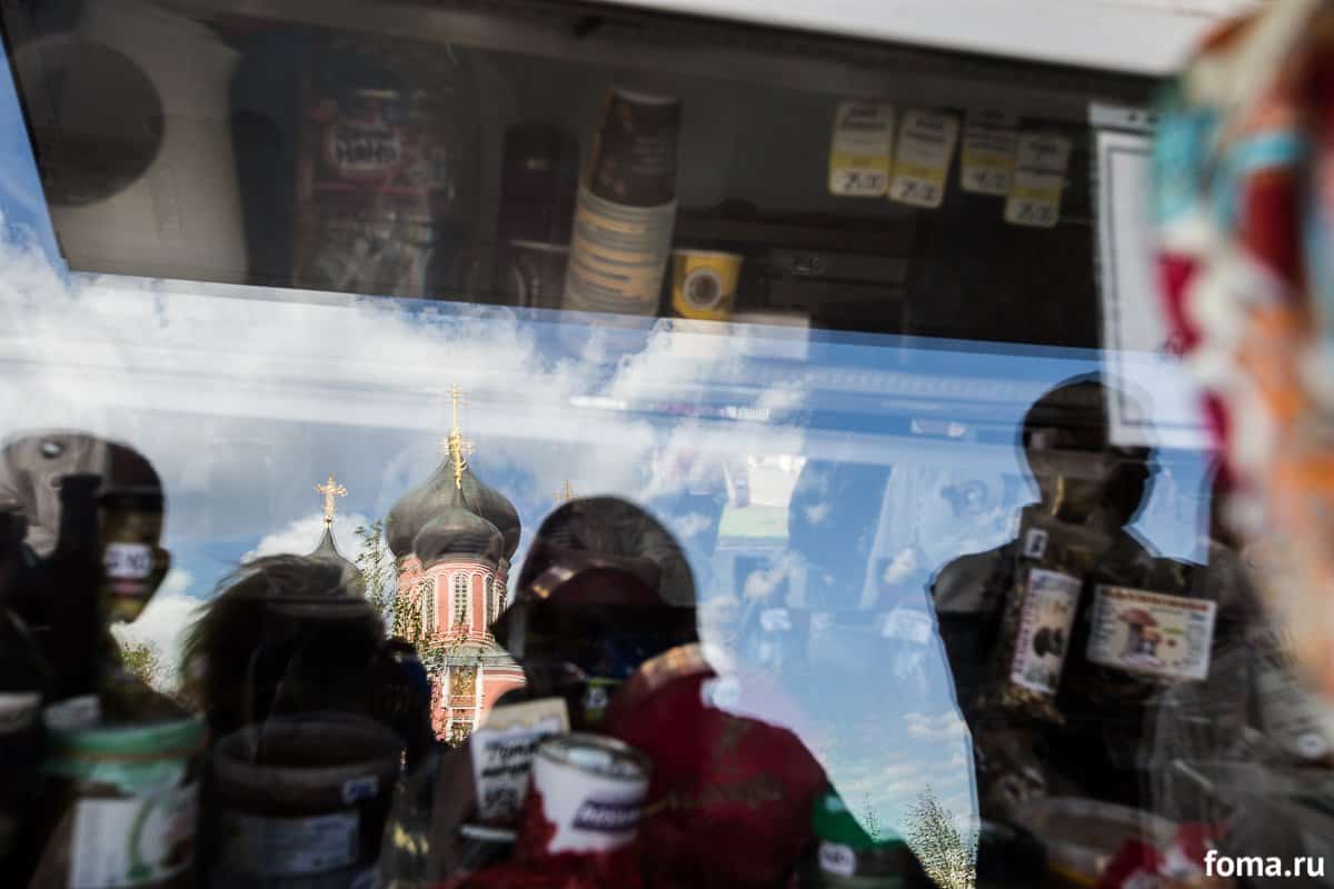 «А летом мы — к нему в гости»: как москвичи стоят в очереди к святителю Луке