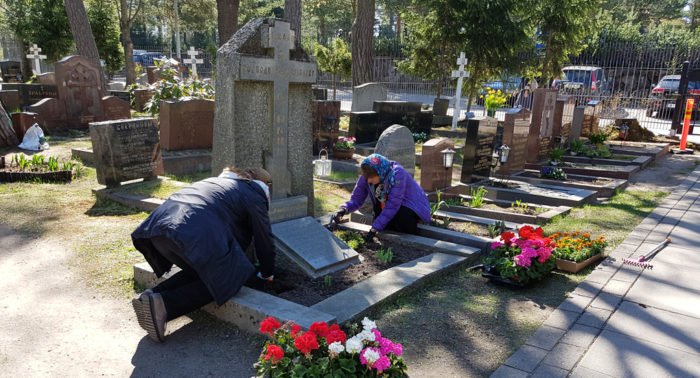 Как прощаются с умершим на кладбище