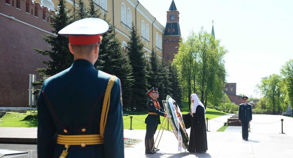Патриарх Кирилл возложил венок к могиле Неизвестного солдата в Москве
