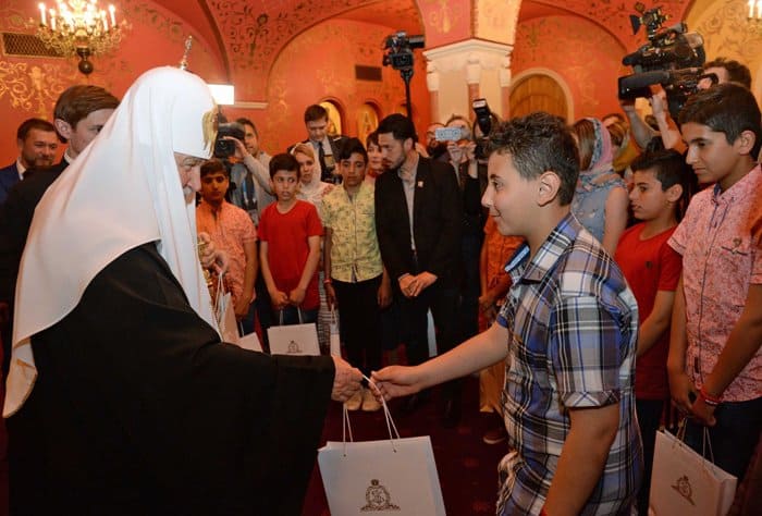 Патриарх Кирилл пожелал детям военных, погибших в Сирии, помнить подвиг родителей