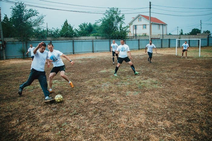 Астраханская молодежь сыграла в футбол с заключенными исправительной колонии