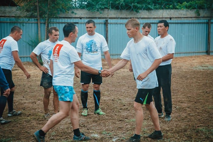 Астраханская молодежь сыграла в футбол с заключенными исправительной колонии