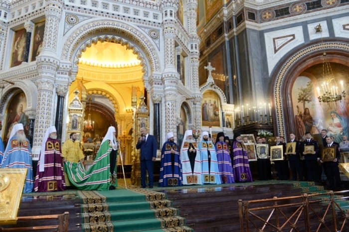 Глава МВД передал патриарху Кириллу 10 икон, похищенных из нижегородского монастыря