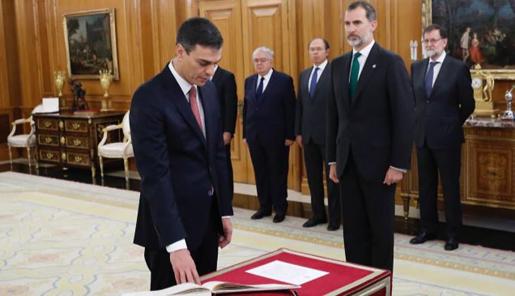 Новый премьер-министр Испании отказался присягать на кресте и Библии