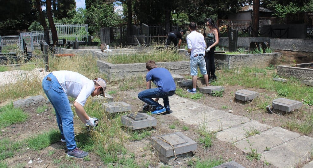 Тбилисцы привели в порядок могилы советских воинов