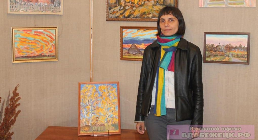 В Бежецке показывают картины художницы Ксении Наумовой, оформлявшей номера «Фомы»