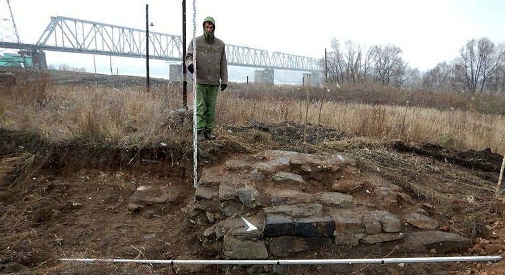 Фундамент храма и кладбище нашли при строительстве моста через Обь