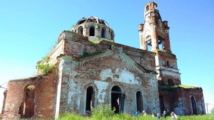 В полуразрушенном храме на Урале совершили первую за 80 лет Литургию