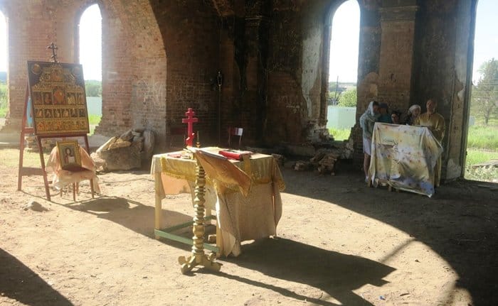 В полуразрушенном храме на Урале совершили первую за 80 лет Литургию