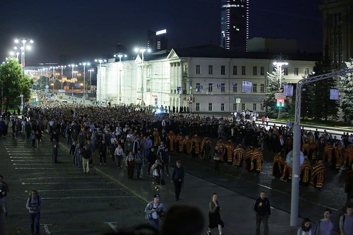 100 тысяч человек прошли ночным крестным ходом в память о Царской семье