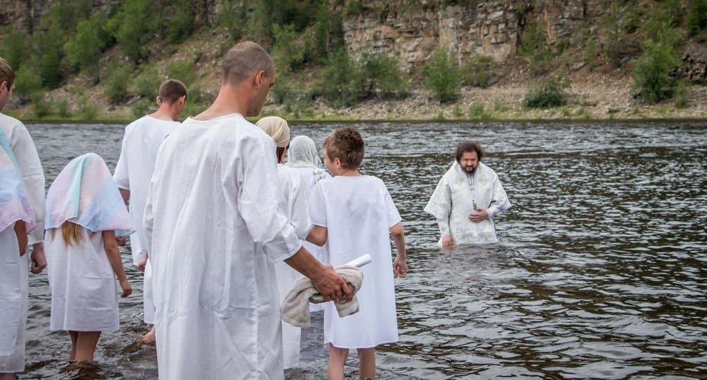 Архиепископ Якутский Роман за день крестил в реке более 100 человек