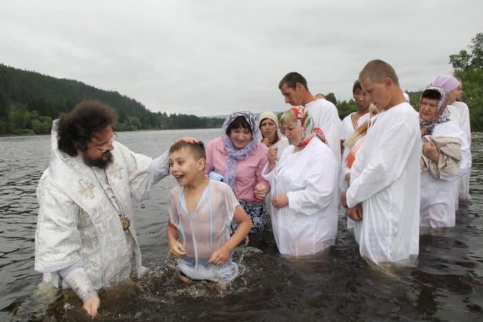 Архиепископ Якутский Роман за день крестил в реке более 100 человек