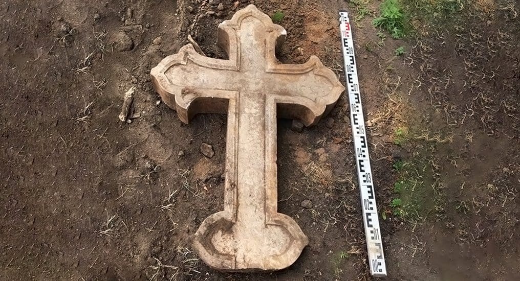 Мраморный крест нашли в столичном парке на месте бывшего монастыря