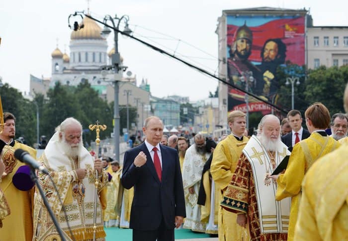 Патриархи Феодор II и Кирилл возглавили молебен у памятника князю Владимиру
