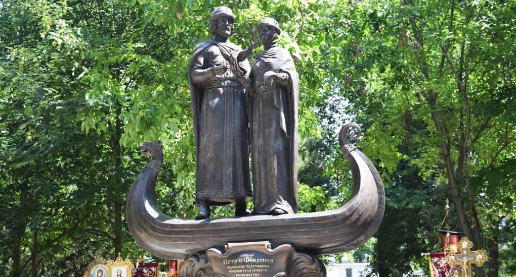 Детский парк Симферополя украсил памятник Петру и Февронии