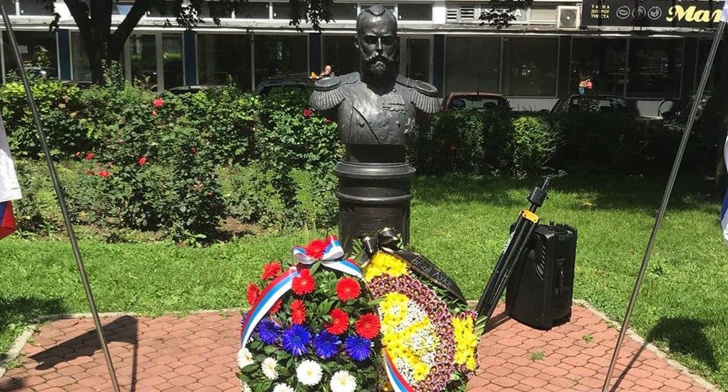 В 12 регионах России и 3 странах возложили цветы к памятникам Николаю II
