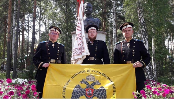 В 12 регионах России и 3 странах возложили цветы к памятникам Николаю II