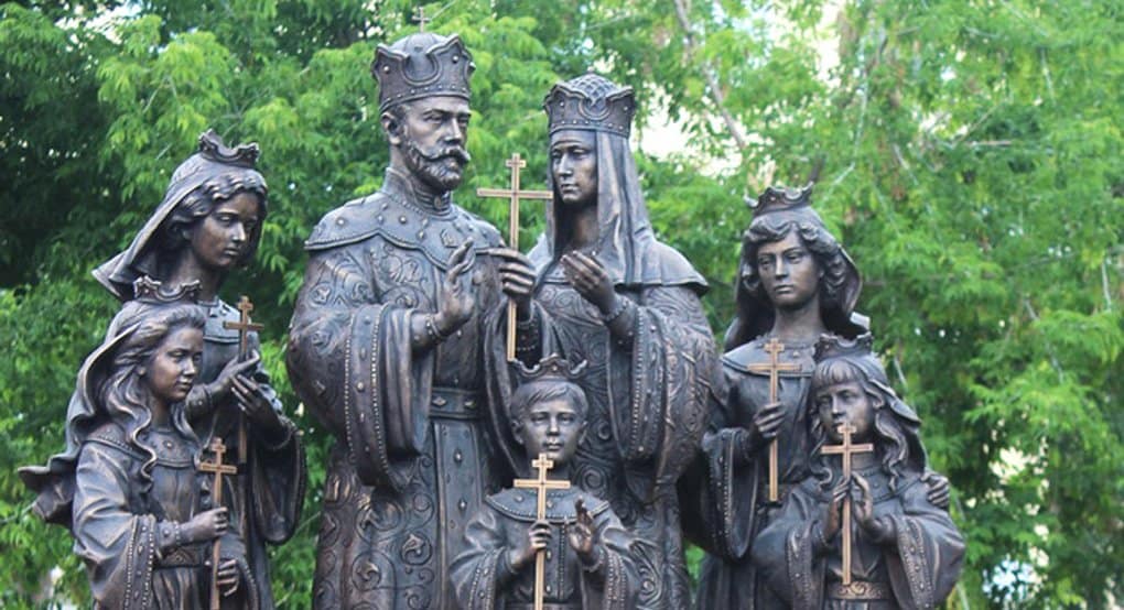 У Серафимовского собора Кирова открыли памятник Царской семье