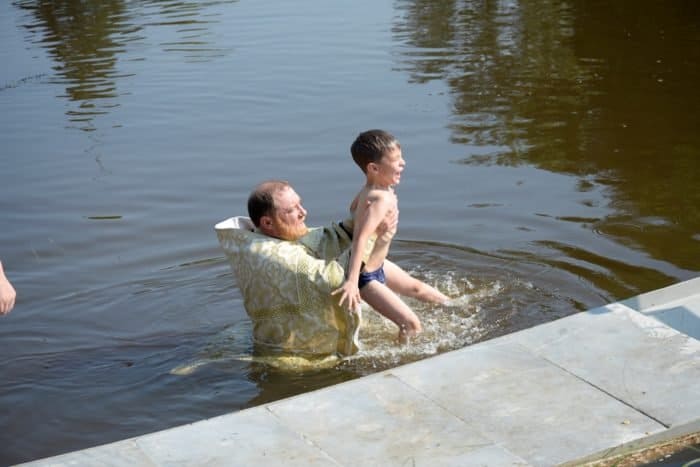 100 и даже больше. Массовое крещение в реке Чусовая
