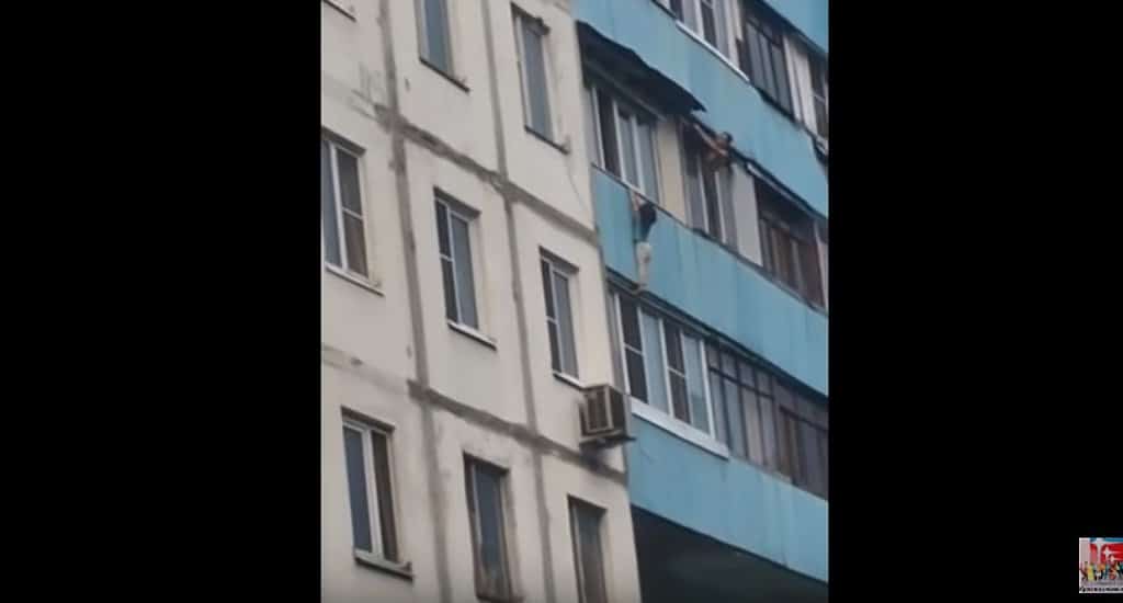 Мужчина спас девочку, повисшую на балконе