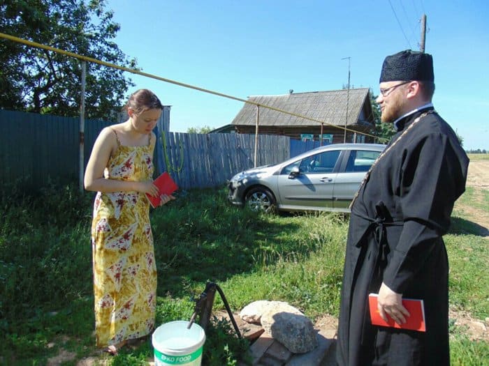 Удмуртский священник развозит и дарит Евангелия жителям деревень, в которых нет храмов