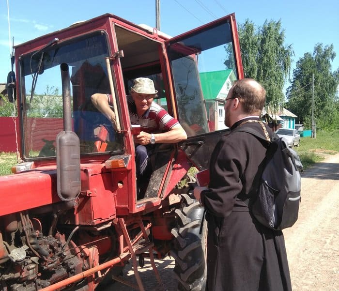 Удмуртский священник развозит и дарит Евангелия жителям деревень, в которых нет храмов
