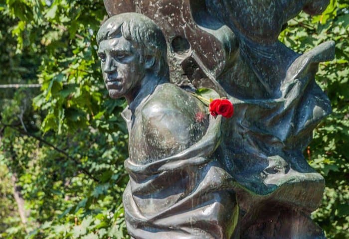 В день смерти Владимира Высоцкого на его могиле совершили литию